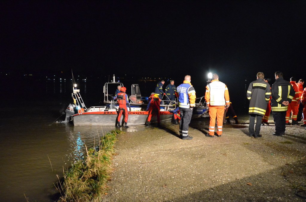 Einsatz BF Koeln PKW im Rhein Mondorf Hersel P082.JPG